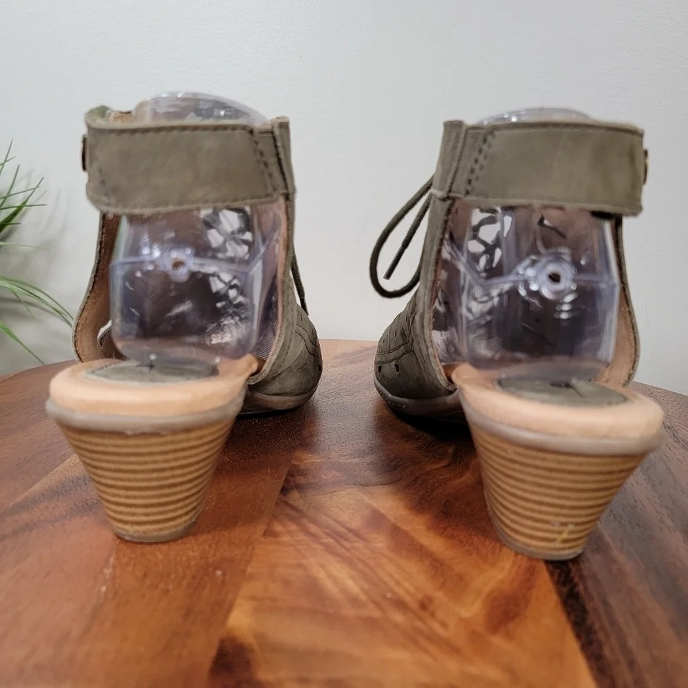 Earth Olive Green Leather Heeled Sandals Oerforated Design Lace up Size 9 D Wide